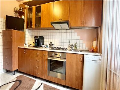 Apartament cu 3 camere, decomandat, situat in zona Soarelui