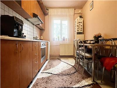 Apartament cu 3 camere, decomandat, situat in zona Soarelui