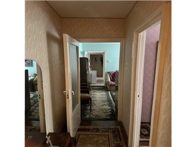 Apartament cu 3 camere, etaj 1 din 4, in Zona Dacia