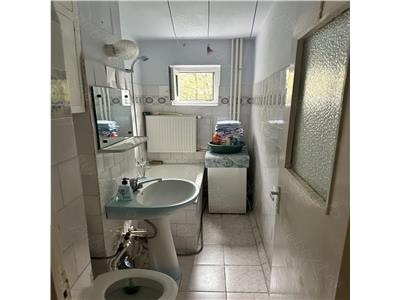 Apartament cu 3 camere, etaj 1 din 4, in Zona Dacia