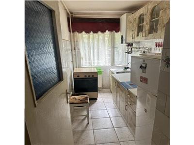 Apartament cu 3 camere, etaj 1 din 4, in Zona Dacia