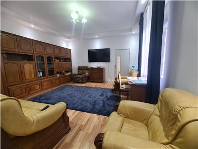 Apartament cu 3 camere in Zona Sinaia