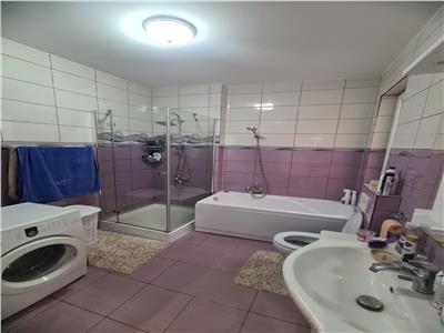 Apartament cu 3 camere in Zona Sinaia