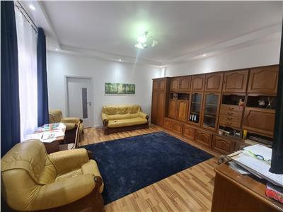Apartament cu 3 camere in Zona Sinaia