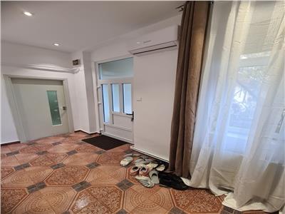 Apartament cu 3 camere in Zona Sinaia