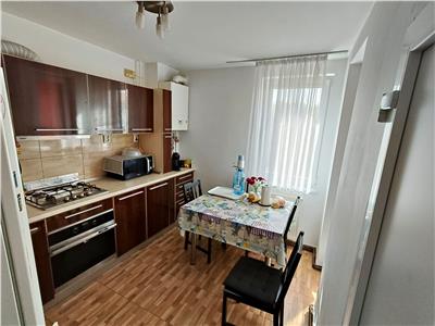 Apartament cu 3 camere in zona Aradului