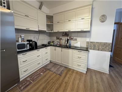 Apartament 4 camere, 2 bai, 2 bucatarii, zona Mehala