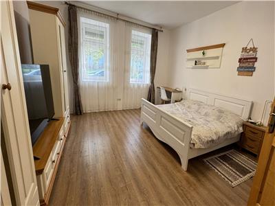 Apartament 4 camere, 2 bai, 2 bucatarii, zona Mehala