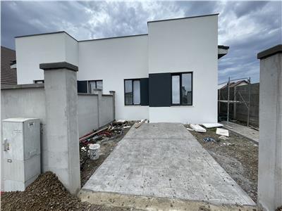 Duplex modern cu 4 camere, 2 bai situat in Mosnita Veche